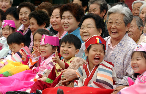 2003.05.06<br />노원구청은 상계 주공아파트2단지 경로당에서 어버이날을 앞둔 6일 어린이집 원아들의 재롱잔치를 갖고 할아버비 할머니들을 초청,즐거운 시간을가졌다.\r\n2003.05.06\n노원구청은 상계 주공아파트2단지 경로당에서 어버이날을 앞둔 6일 어린이집 원아들의 재롱잔치를 갖고 할아버비 할머니들을 초청,즐거운 시간을가졌다.