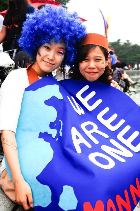 Mannam volunteers enjoy a previous event at the War Memorial of Korea in Seoul.