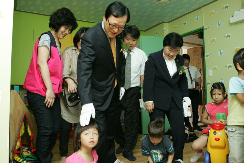 한국수출입은행은 서울 영등포구 ‘다문화가족지원센터’안의 아동 언어발달교실 리모델링 사업을 후원했다.  김용환(왼쪽 두번째) 수출입은행장이 김혜성(맨 오른쪽) 미래희망연대 의원과 7일 리모델링 완공식에 참여한 뒤 다문화가정 어린이들을 찾아 격려하고 있다.