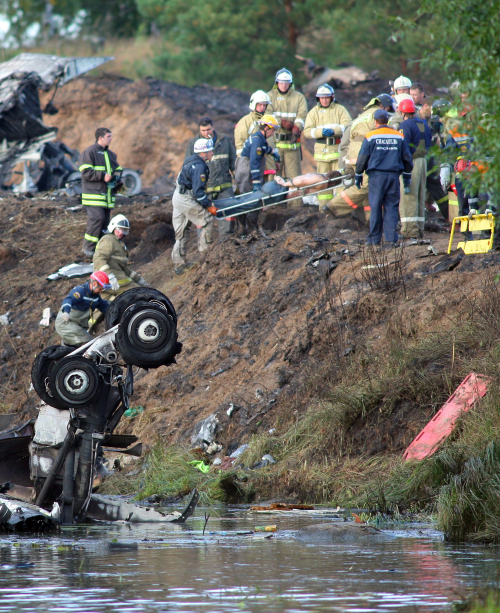 <YONHAP PHOTO-0006> YAROSLAVL REGION, RUSSIA. SEPTEMBER 7. 2011. Rescuers work at the crash site of a Yak-42 passenger plane in the Yaroslavl Region. The jet carrying a KHL ice hockey team Lokomotiv crashed here on September 7 killing 36 people. (Photo ITAR-TASS / Vladimir Smirnov)/2011-09-08 00:18:26/ <저작권자 ⓒ 1980-2011 ㈜연합뉴스. 무단 전재 재배포 금지.>\r\nRescuers work at the crash site of a Yak-42 passenger plane in the Yaroslavl region, Russia on Wednesday. Itar-tass-Yonhap News\r\nRescuers work at the crash site of a Yak-42 passenger plane in the Yaroslavl region, Russia on Wednesday. Itar-tass-Yonhap News