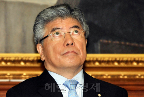 8일 오전 서울 중구 남대문로 한국은행에서 열린 금융통화위원회에 참석한 김중수 총재가 회의 시작전 생각에 잠겨 있다./박현구 기자phko@heraldm.com 2011.09.08