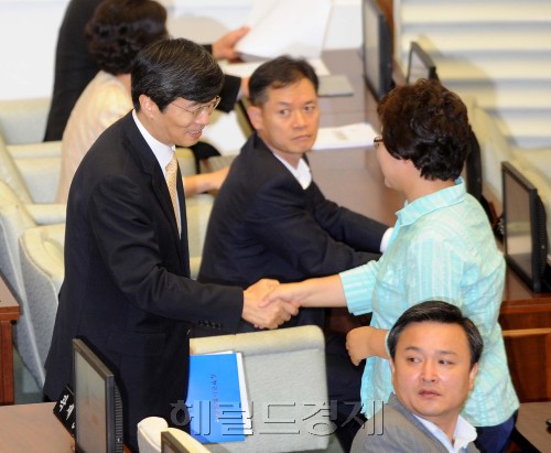 후보단일화 뒷돈의혹으로 이틀동안 30시간 넘게 검찰의 조사를 받고 내일 영장실질심사를 앞둔  곽노현 서울시교육감이 8일 오전 서울시의회에 참석하고 있다.<br />이상섭 기자 babtong@heraldm.com 2011.09.08\r\n후보단일화 뒷돈의혹으로 이틀동안 30시간 넘게 검찰의 조사를 받고 내일 영장실질심사를 앞둔  곽노현 서울시교육감이 8일 오전 서울시의회에 참석하고 있다.\n이상섭 기자 babtong@heraldm.com 2011.09.08\r\n후보 단일화 뒷돈 의혹으로 이틀간 30시간 넘게 검찰의 조사를 받고 9일 오후 영장실질심사를 앞둔 곽노현 서울시교육감이 8일 오전 제233회 서울시의회 임시회 폐회식에 참석, 시의원과 인사를 나누고 있다. 	 이상섭 기자/babtong@heraldm.com