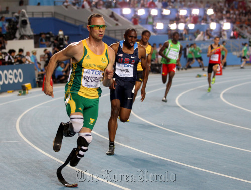 대구세계육상선수권대회가 3일째를 맞고 있는 29일 저녁 남자 400m 준결승경기에서 남아공의 의족 스프린터 오스카 피스토리우스가 결승진출에 실패하고 있다. 대구=박해묵 기자/mook@heraldm.com\r\nOscar Pistorius fought a lengthy battle with the IAAF for the right to compete in able-bodied events with carbon fiber blades.  Park Hae-mook/The Korea Herald