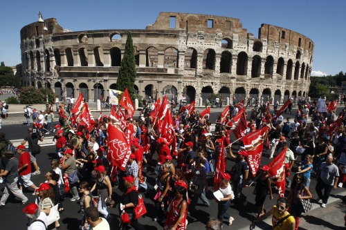 <YONHAP PHOTO-2227> Demonstrators march past the Colosseum during a general strike in Rome, Tuesday, Sept. 6, 2011. With Silvio Berlusconi's government under increasing pressure to produce credible measures to balance the budget, a strike by Italy's largest labor union against an austerity package shut down air, land and sea transport, stalled manufacturing and curtailed government services throughout the country on Tuesday. Susanna Camusso, head of the left-leaning CGIL, said the euro 45.5 billion ($68 billion) austerity package needs to be thrown out and substituted with fairer measures. (AP Photo/Pier Paolo Cito)/2011-09-06 20:35:48/ <저작권자 ⓒ 1980-2011 ㈜연합뉴스. 무단 전재 재배포 금지.>\r\nDemonstrators march past the Colosseum during a general strike in Rome on Tuesday. AP-Yonhap News