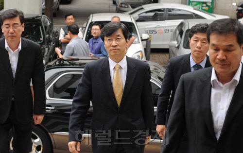후보단일화 뒷돈의혹으로 이틀동안 30시간 넘게 검찰의 조사를 받고 내일 영장실질심사를 앞둔  곽노현 서울시교육감이 8일 오전 서울시의회에 참석하고 있다.<br />이상섭 기자 babtong@heraldm.com 2011.09.08\r\n후보단일화 뒷돈의혹으로 이틀동안 30시간 넘게 검찰의 조사를 받고 내일 영장실질심사를 앞둔  곽노현 서울시교육감이 8일 오전 서울시의회에 참석하고 있다.\n이상섭 기자 babtong@heraldm.com 2011.09.08