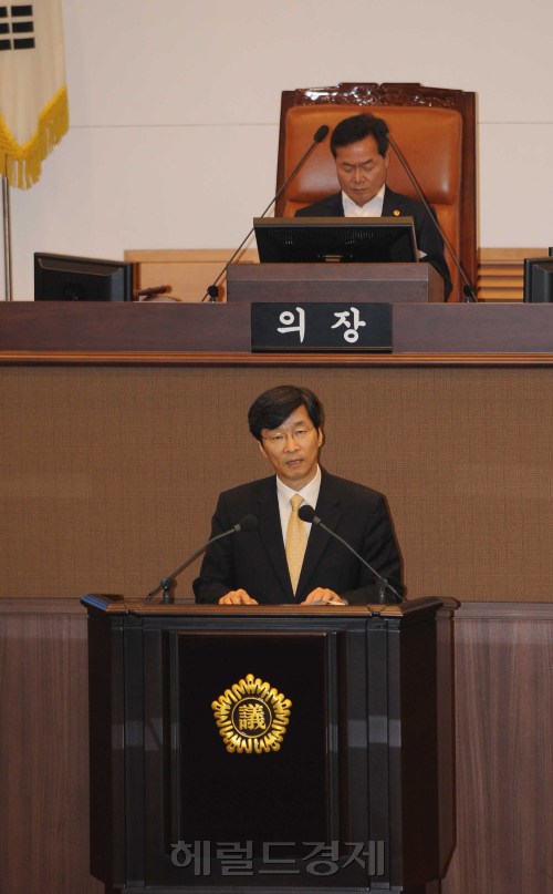 후보단일화 뒷돈의혹으로 이틀동안 30시간 넘게 검찰의 조사를 받고 내일 영장실질심사를 앞둔  곽노현 서울시교육감이 8일 오전 서울시의회에 참석하여 서울특별시교육비특별회계 세입,세출 추가경정안보고후 감사의 인사말을 하고 있다.<br />이상섭 기자 babtong@heraldm.com 2011.09.08\r\n후보단일화 뒷돈의혹으로 이틀동안 30시간 넘게 검찰의 조사를 받고 내일 영장실질심사를 앞둔  곽노현 서울시교육감이 8일 오전 서울시의회에 참석하여 서울특별시교육비특별회계 세입,세출 추가경정안보고후 감사의 인사말을 하고 있다.\n이상섭 기자 babtong@heraldm.com 2011.09.08