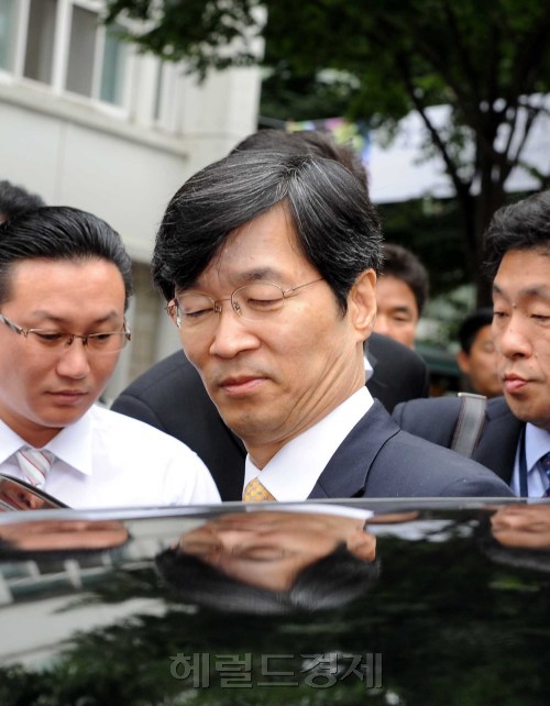 후보단일화 뒷돈의혹으로 이틀동안 30시간 넘게 검찰의 조사를 받고 내일 영장실질심사를 앞둔  곽노현 서울시교육감이 8일 오전 서울시의회에 참석하여 서울특별시교육비특별회계 세입,세출 추가경정안보고후 차에 오르고 있다.<br />이상섭 기자 babtong@heraldm.com 2011.09.08\r\n후보단일화 뒷돈의혹으로 이틀동안 30시간 넘게 검찰의 조사를 받고 내일 영장실질심사를 앞둔  곽노현 서울시교육감이 8일 오전 서울시의회에 참석하여 서울특별시교육비특별회계 세입,세출 추가경정안보고후 차에 오르고 있다.\n이상섭 기자 babtong@heraldm.com 2011.09.08