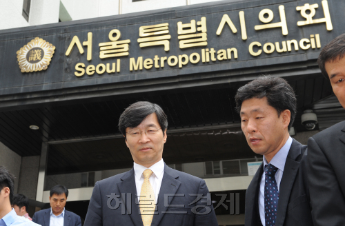 후보단일화 뒷돈의혹으로 이틀동안 30시간 넘게 검찰의 조사를 받고 내일 영장실질심사를 앞둔  곽노현 서울시교육감이 8일 오전 서울시의회에 참석하여 서울특별시교육비특별회계 세입,세출 추가경정안보고후 서울시의회를 나오고 있다.<br />이상섭 기자 babtong@heraldm.com 2011.09.08\r\n후보단일화 뒷돈의혹으로 이틀동안 30시간 넘게 검찰의 조사를 받고 내일 영장실질심사를 앞둔  곽노현 서울시교육감이 8일 오전 서울시의회에 참석하여 서울특별시교육비특별회계 세입,세출 추가경정안보고후 서울시의회를 나오고 있다.\n이상섭 기자 babtong@heraldm.com 2011.09.08