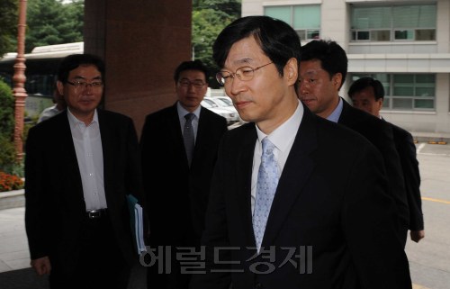 후보단일화 뒷돈의혹으로 이틀동안 30시간 넘게 검찰의 조사를 받고 내일 영장실질심사를 앞둔  곽노현 서울시교육감이 8일 오전 교육청으로 출근을 하고 있다.<br />이상섭 기자 babtong@heraldm.com 2011.09.08\r\n후보단일화 뒷돈의혹으로 이틀동안 30시간 넘게 검찰의 조사를 받고 내일 영장실질심사를 앞둔  곽노현 서울시교육감이 8일 오전 교육청으로 출근을 하고 있다.\n이상섭 기자 babtong@heraldm.com 2011.09.08