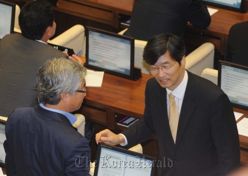 후보단일화 뒷돈의혹으로 이틀동안 30시간 넘게 검찰의 조사를 받고 내일 영장실질심사를 앞둔  곽노현 서울시교육감이 8일 오전 서울시의회에 참석하고 있다.<br />이상섭 기자 babtong@heraldm.com 2011.09.08\r\nKwak No-hyun (right), superintendent of Seoul Metropolitan Office of Education, attends a city council session in the council building in downtown Seoul, Thursday.  Lee Sang-sub/The Korea Herald