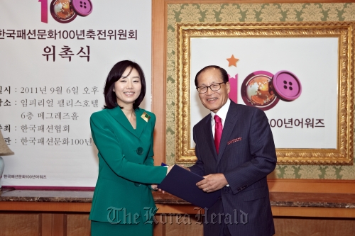 Rep. Cho Yoon-sun (left) of the Grand National Party shakes hands with Won Dae-yun, chairman of Korea Fashion Association, after being appointed goodwill ambassador of the 2011 Korean Fashion Culture Centennial Awards on Tuesday at Imperial Palace Hotel in southern Seoul.    Korea Fashion Association\r\nRep. Cho Yoon-sun (left) of the Grand National Party shakes hands with Won Dae-yun, chairman of Korea Fashion Association, after being appointed goodwill ambassador of the 2011 Korean Fashion Culture Centennial Awards on Tuesday at Imperial Palace Hotel in southern Seoul.    Korea Fashion Association
