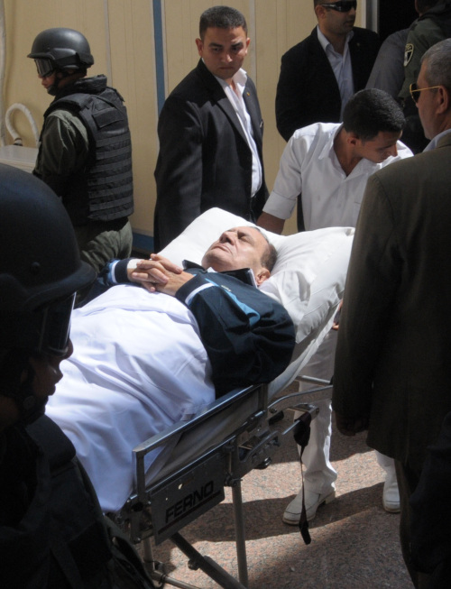 <YONHAP PHOTO-2230> (110907) -- CAIRO, Sept. 7, 2011 (Xinhua) -- Former Egyptian president Hosni Mubarak lies on a stretcher as he is wheeled into a courtroom in Cairo, capital of Egypt, on Sept. 7, 2011. Former Egyptian president Hosni Mubarak appeared in court on Wednesday for the fourth time along with his two sons and former Interior Minister Habib el-Adli. (Xinhua)(zcc)/2011-09-07 21:30:39/ <저작권자 ⓒ 1980-2011 ㈜연합뉴스. 무단 전재 재배포 금지.>\r\nHosni Mubarak is wheeled into court in Cairo on Wednesday. Xinhua-Yonhap News\r\nHosni Mubarak is wheeled into court in Cairo on Wednesday. Xinhua-Yonhap News