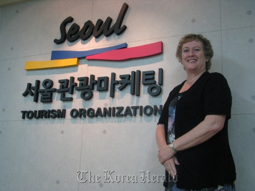 main + color\r\nVice president of the Seoul Convention Bureau Maureen O’Crowley poses outside the Seoul Tourism Organization’s office in central Seoul.  Rob York/The Korea Herald