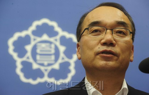박재완 기획재정부장관과 최준경 지식경제부 장관을 비롯한 각 부처 장차관들<br />이 30일 오전 과천 정부청사 브리핑룸에서 서민생활 안정과 지속성장기반 강화<br />를 위한 2011년 하반기 경제정책방향에 대해 발표하고 있다. 박해묵 기<br />자/mook@heraldm.com\r\nFinance Minister Bahk Jae-wan.    Park Hae-mook/The Korea Herald