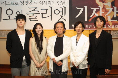 From left: Ballerino Lee Young-hoon, ballerina Kim Joo-won, conductor Chung Myung-whun, KNB head Choi Tai-ji, ballerino Kim Yong-geol pose on Thursday at Press Center in central Seoul.  KNB