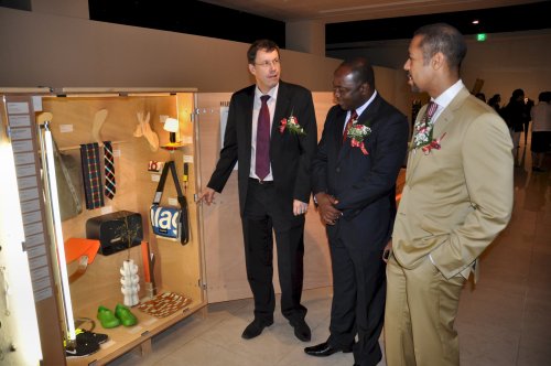 Swiss Charge d’Affaires Daniel Cavegn (left) discusses the\r\nstory behind Freitag bags with Ghana Head of Chancery\r\nKwasi Asante (center) and Dominican Republic Minister\r\nCounsellor Ernesto Torres. (Yoav Cerralbo/The Korea Herald)