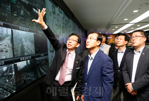 서준희(가운데) 에스원 사장이 지난 7일 개소한 에스원의 최첨단 통합관제센터를 둘러보고 있다. 관제센터는 현장의 각종 상황을 실시간으로 모니터링하고 분석해 출동요원들에게 지시를 내리는 시큐리티 서비스의 핵심 컨트롤타워다.