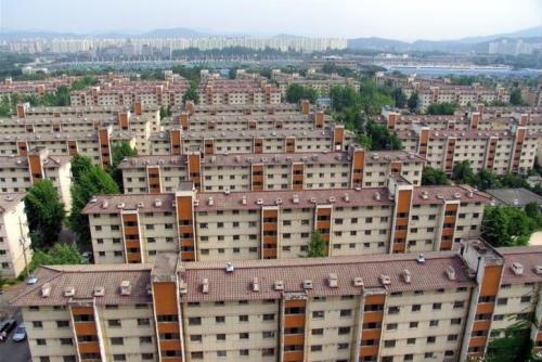 서울 강남권 개발 30여년, 대단지 아파트들의 재건축 사업이 진행되는 가운데 단지마다 사업이 지연되는 이유도 가지가지다. 사진은 6600가구 규모의 강남권 최대 단지인 송파구 가락시영 아파트 전경.
