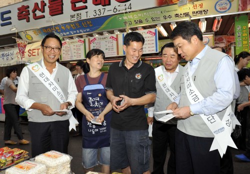 정진행(맨 오른쪽) 현대차그룹 사장과 정태영(맨 왼쪽) 현대차미소금융재단 이사장 등이 서울 마포구 월드컵시장을 방문해 상인들과 추석 경기 등에 대해 이야기를 나누고 있다.  ［사진제공=현대 차그룹]