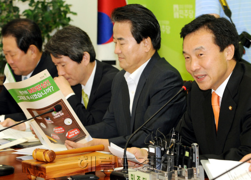 손학규 민주당 대표가 9일 오전 국회에서 열린 최고위원회에서 모두발언을 하고 있다.양동출dcyang@heraldm.com/110909/\r\n손학규 민주당 대표가 9일 오전 국회에서 열린 최고위원회에서 모두발언을 하고 있다.양동출dcyang@heraldm.com/110909/
