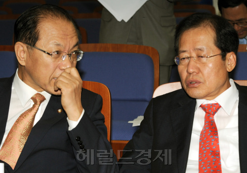 한나라당 홍준표(오른쪽) 대표와 황우여 원내대표가 9일 국회에서 열린 의원총회에서 의견을 나누고 있다.양동출dcyang@heraldm.com/110909/\r\n한나라당 홍준표(오른쪽) 대표와 황우여 원내대표가 9일 국회에서 열린 의원총회에서 의견을 나누고 있다.양동출dcyang@heraldm.com/110909/