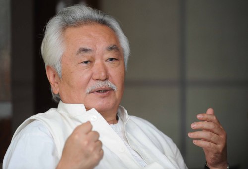 Russian novelist Anatoly Kim speaks during an interview with The Korea Herald in Seoul on Tuesday. (Lee Sang-sub/The Korea Herald)