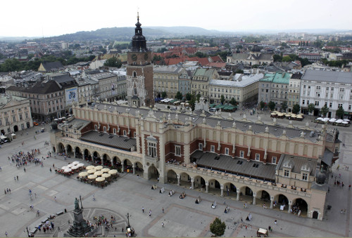 The main square of\r\nthe Old Town in\r\nKrakow, Poland. With\r\ncrowds of tourists\r\nand a college-town\r\natmosphere, Krakow\r\n— once the capital of\r\nPoland — has become\r\na European hot\r\nspot. (AP-Yonhap News)