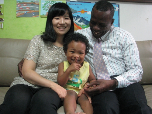 Jeong In-sun, Dillon Jones and their son Sunon Daniel Jones travel\r\nfrom Seoul to Gwangju for Chuseok every year to be with\r\nJeong’s family. (Rob York/The Korea Herald)