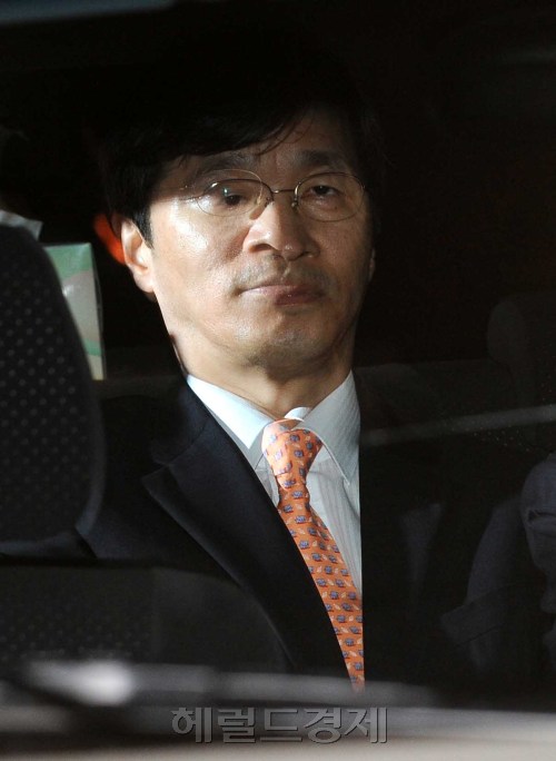 후보단일화 뒷거래 의혹을 받은 구속영장이 발부된 곽노현 서울시교육감이 10일 새벽 1시50분경 차량을 타고  이동하고 있다.<br />이상섭 기자 babtong@heraldm.com 2011.09.10