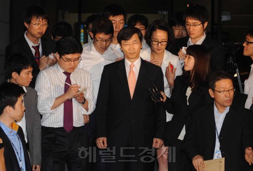 후보단일화 뒷거래 의혹을 받아 구속영장이 발부된 곽노현 서울시교육감이 10일 새벽 1시50분경 서울중앙지검을 나오며 기자들의 질문에 답변을 하고 있다.<br />이상섭 기자 babtong@heraldm.com 2011.09.10\r\n후보단일화 뒷거래 의혹을 받아 구속영장이 발부된 곽노현 서울시교육감이 10일 새벽 1시50분경 서울중앙지검을 나오며 기자들의 질문에 답변을 하고 있다.\n이상섭 기자 babtong@heraldm.com 2011.09.10