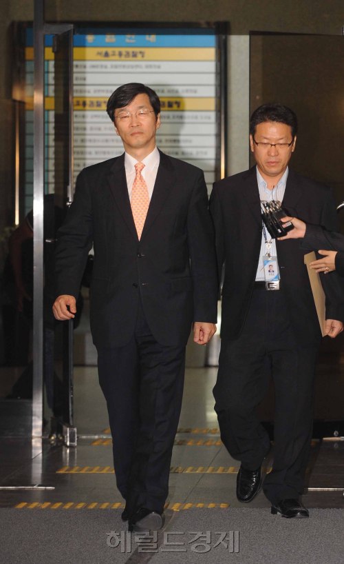 후보단일화 뒷거래 의혹을 받아 구속영장이 발부된 곽노현 서울시교육감이 10일 새벽 1시50분경 서울중앙지검을 나오며 기자들의 질문에 답변을 하고 있다.<br />이상섭 기자 babtong@heraldm.com 2011.09.10\r\n후보단일화 뒷거래 의혹을 받아 구속영장이 발부된 곽노현 서울시교육감이 10일 새벽 1시50분경 서울중앙지검을 나오며 기자들의 질문에 답변을 하고 있다.\n이상섭 기자 babtong@heraldm.com 2011.09.10\r\n후보단일화 뒷거래 의혹을 받아 구속영장이 발부된 곽노현 서울시교육감이 10일 새벽 1시50분경 서울중앙지검을 나오며 기자들의 질문에 답변을 하고 있다.\n이상섭 기자 babtong@heraldm.com 2011.09.10