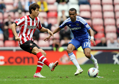 <YONHAP PHOTO-0060> Sunderland's Ji Dong-Won, left, vies for the ball with Chelsea's Jose Bosingwa during their English Premier League soccer match at the Stadium of Light, Sunderland, England, Saturday, Sept. 10, 2011. (AP Photo/Scott Heppell)/2011-09-11 01:12:50/ <저작권자 ⓒ 1980-2011 ㈜연합뉴스. 무단 전재 재배포 금지.>\r\n<YONHAP PHOTO-0060> Sunderland's Ji Dong-Won, left, vies for the ball with Chelsea's Jose Bosingwa during their English Premier League soccer match at the Stadium of Light, Sunderland, England, Saturday, Sept. 10, 2011. (AP Photo/Scott Heppell)/2011-09-11 01:12:50/ <저작권자 ⓒ 1980-2011 ㈜연합뉴스. 무단 전재 재배포 금지.>