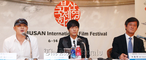 Director Song Il-gon (left), whose film “Always” will open the Busan International Film Festival, speaks during a press conference in Seoul on Thursday.  Next to Song is So Ji-sub, who appears in “Always.” Festival director Lee Yong-kwan is on the right. Yonhap News