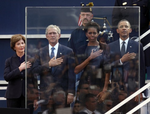 <YONHAP PHOTO-0821> Former first lady Laura Bush, from left, former President George W. Bush, first lady Michelle Obama and President Barack Obama hold hands to their hearts during the national anthem as friends and relatives of the victims of 9/11 gather for a ceremony marking the 10th anniversary of the attacks at the National September 11 Memorial at the World Trade Center site, Sunday, Sept. 11, 2011, in New York. (AP Photo/Jason DeCrow)/2011-09-12 06:24:56/ <저작권자 ⓒ 1980-2011 ㈜연합뉴스. 무단 전재 재배포 금지.>\r\nBarack Obama (right) and first lady Michelle Obama, Former U.S. President George W. Bush (second from left) and former first lady Laura Bush hold hands to their hearts during a ceremony for the 10th anniversary of the September 11 attacks in New York on Sunday. AP-Yonhap News