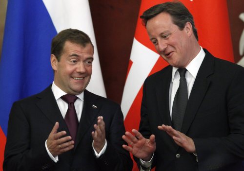 <YONHAP PHOTO-2497> Russian President Dmitry Medvedev, left, and British Prime Minister David Cameron gesture during a signing ceremony in the Kremlin in Moscow, Monday, Sept. 12, 2011. Cameron insisted Monday that Russia and Britain can overcome sharp differences in their relations, including the 2006 poisoning death of a Kremlin critic in London, to seal new trading ties and help promote world stability in the wake of the Arab Spring. Cameron was in Moscow for the first visit to Russia's capital by a British leader in six years to meet President Dmitry Medvedev, and also to hold the first talks by any British official with Prime Minister Vladimir Putin in more than four years. (AP Photo/Ivan Sekretarev)/2011-09-12 21:34:13/ <저작권자 ⓒ 1980-2011 ㈜연합뉴스. 무단 전재 재배포 금지.>\r\nDavid Cameron (right) and Dmitry Medvedev AP-Yonhap News