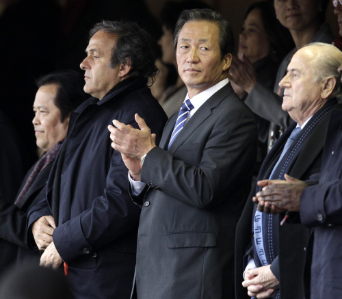 <YONHAP PHOTO-2205> FILE - In this June 29, 2010 file photo, FIFA Vice President Chung Mong-Joon, second from right, FIFA President Sepp Blatter, right, and UEFA President Michel Platini, second left, wait for the start of the World Cup round of 16 soccer match between Paraguay and Japan at the Loftus Versfeld Stadium in Pretoria, South Africa. Former FIFA vice president Chung has called Blatter a "little brat" who dictatorially rules world football's governing body. Chung made the criticism in a memoir published in South Korea last week, titled "My Challenge, My Enthusiasm." Chung had been regarded as a leading candidate to succeed Blatter before being defeated in an Asian election for the FIFA vice-presidency early this year. (AP Photo/Michael Sohn, File)/2011-09-12 15:24:01/ <저작권자 ⓒ 1980-2011 ㈜연합뉴스. 무단 전재 재배포 금지.>\r\nChung Mong-joon (second from right) and Sepp Blatter (right)   AP-Yonhap News