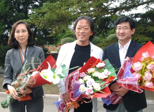 <YONHAP PHOTO-0005> 지휘자 정명훈, 평양 도착 (평양 조선중앙통신=연합뉴스) 정명훈 서울시향 예술감독 겸 유니세프 친선대사가 추석인 12일 평양에 도착했다고 조선중앙통신이 보도했다. 2011.9.13 <<북한부기사참조>> photo@yna.co.kr/2011-09-13 00:09:19/ <저작권자 ⓒ 1980-2011 ㈜연합뉴스. 무단 전재 재배포 금지.>\r\nChung Myung-whun (center), music director of the Seoul Philharmonic Orchestra, and Kim Joo-ho (right), president of the SPO, arrive in Pyongyang on Monday.  Yonhap News