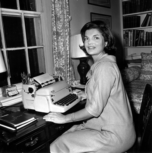 <YONHAP PHOTO-0698> FILE - In this Oct. 5, 1960 file photo, Jacqueline Kennedy poses at her typewriter where she writes her weekly "Candidate's Wife" column in her Georgetown home in Washington. President John F. Kennedy openly scorned the notion of Vice President Lyndon Baines Johnson succeeding him in office, according to a book of newly released interviews with his widow, former first lady Jacqueline Kennedy. (AP Photo/File)/2011-09-13 10:17:25/ <저작권자 ⓒ 1980-2011 ㈜연합뉴스. 무단 전재 재배포 금지.>\r\nJacqueline Kennedy poses at her typewriter where she wrote her weekly “Candidate’s Wife” column in her Georgetown home in Washington, Oct. 5, 1960.  AP-Yonhap News
