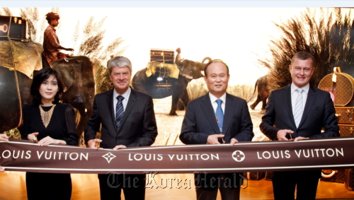 VIPs attend a ribbon-cutting event for the new Louis Vuitton store at Incheon International Airport on Saturday. From left are Lee Boo-jin, CEO and president of Hotel Shilla, Yves Carcelle, chairman and CEO of Louis Vuitton, Lee Chae-wook, CEO of Incheon International Airport, and Jean-Baptiste Debains, president of Louis Vuitton Asia Pacific.  Yonhap News