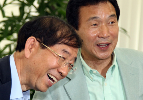 <YONHAP PHOTO-0874> 손학규-박원순 회동 (서울=연합뉴스) 서명곤 기자 = 민주당 손학규 대표가 13일 오전 국회 당 대표실에서 야권의 유력 서울시장 경선 주자인 박원순 변호사를 만나 인사를 나누고 있다. 2011.9.13 seephoto@yna.co.kr/2011-09-13 13:25:10/ <저작권자 ⓒ 1980-2011 ㈜연합뉴스. 무단 전재 재배포 금지.>\r\nRep. Sohn Hak-kyu (right), leader of the main opposition Democratic Party, greets lawyer-turned-civic activist Park Won-soon, who is expected to run for Seoul mayor in the Oct. 26 by-elections, before their talks at his office at the National Assembly on Tuesday.  Yonhap News