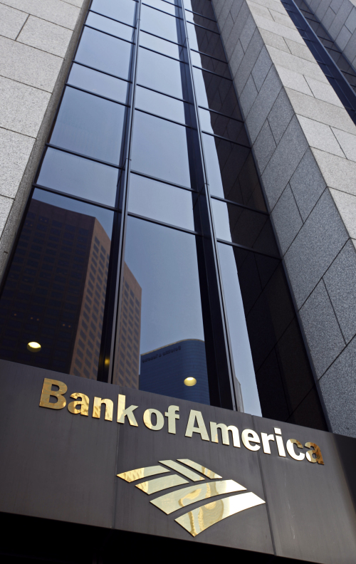<YONHAP PHOTO-2498> FILE - In this file photo taken Oct. 8, 2010, the Bank of America building is shown at the Bank of America Plaza in downtown Los Angeles. Warren Buffett's Berkshire Hathaway is investing $5 billion in Bank of America Thursday, Aug. 25, 2011, sending its shares soaring by 24 percent.(AP Photo/Richard Vogel, File)/2011-08-25 23:14:12/ <저작권자 ⓒ 1980-2011 ㈜연합뉴스. 무단 전재 재배포 금지.>\r\nThe Bank of America building is shown at the Bank of America Plaza in downtown Los Angeles.   AP-Yonhap News