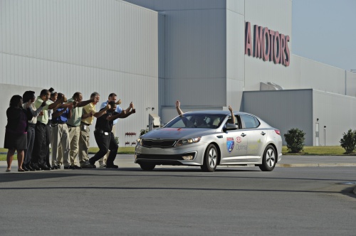 Kia’s Optima hybrid, the K5 hybrid in South Korea, arrives at the Georgia plant in the U.S. on Monday\r\nafter setting a new Guinness World Record for the best mileage car by driving across the country.\r\n(Kia Motors)