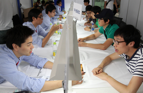 A Seoul university conducts a job fair. (Yonhap News)