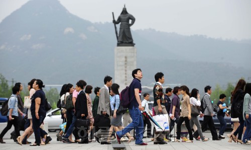 짧았던 추석연휴가 끝난 14일 오전 광화문 인근으로 출근하는 시민들이 일상 속으로 복귀하고 있다. 박해묵 기자/mook@heraldm.com\r\n짧았던 추석연휴가 끝난 14일 오전 광화문 인근으로 출근하는 시민들이 일상 속으로 복귀하고 있다. 박해묵 기자/mook@heraldm.com\r\n짧지만 달콤했던 추석 연휴가 끝난 14일 오전 서울 광화문 인근에서 다시 일상으로 복귀하기 위해 출근하는 시민들의 모습이 힘차 보인다.	 박해묵 기자/mook@heraldm.com
