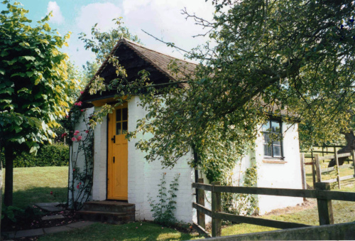 <YONHAP PHOTO-1697> This undated photo issued Tuesday Sept. 13, 2011 by the Roald Dahl Museum and Story Center shows Roald Dahl's hut, located in the garden of his home, Gipsy House in Great Missenden, England. The family of Roald Dahl is trying to raise the funds to preserve a hut in which the late writer wrote tales of big friendly giants and magical chocolate factories. The family hopes to raise 500,000 pounds ($790,000) to stop the 50-year-old brick and polystyrene shed _ preserved as it was when Dahl died in 1990 _ from falling apart. (AP Photo/ Roald Dahl Museum and Story Centre/PA Wire) UNITED KINGDOM OUT NO SALES NO ARCHIVE/2011-09-13 20:11:51/ <저작권자 ⓒ 1980-2011 ㈜연합뉴스. 무단 전재 재배포 금지.>\r\nRoald Dahl’s hut, located in the garden of his home, Gipsy House in Great Missenden, England.  AP-Yonhap News