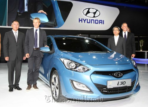Hyundai Motor vice chairman Chung Eui-sun (left), Korean ambassador to Germany Moon Tae-young (second from right) and executives of the company’s German unit pose at a ceremony to unveil i30 on the sidelines of the Frankfurt Motor Show on Tuesday.  Yonhap News