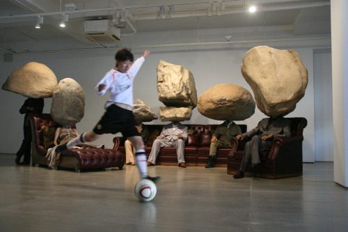 A young man kicks a ball in front of Sun Yuan and Peng Yu’s “Teenager, Teenager” at Arario Gallery Seoul as part of a performance to\r\naccompany the installation. Arario Gallery