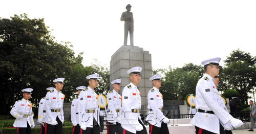 제 61주년 인천상륙작전 기념행사가 15일 인천 월미도 앞바다와 자유공원에서 열려 해병대와 전우회 참전용사들이 맥아더 장군 동상에서 헌화식을 갖고 있다.<br />인천=김명섭 기자 msiron@\r\n제 61주년 인천상륙작전 기념행사가 15일 인천 월미도 앞바다와 자유공원에서 열려 해병대와 전우회 참전용사들이 맥아더 장군 동상에서 헌화식을 갖고 있다.\n인천=김명섭 기자 msiron@\r\n제 61주년 인천상륙작전 기념행사가 15일 인천 월미도 앞바다와 자유공원에서 열려 해병대와 전우회 참전용사들이 맥아더 장군 동상 앞에서 헌화식을 갖고 있다.  인천=김명섭 기자/msiron@heraldm.com