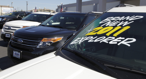 <YONHAP PHOTO-1783> In this Aug. 30, 2011 photo, Ford Explorers are displayed at a car dealership in San Jose, Calif. Consumers spent less on autos, clothing and furniture, leaving retail sales unchanged in August. The lack of growth in retail sales during a month of wild stock market fluctuations may increase recession fears. (AP Photo/Paul Sakuma)/2011-09-14 21:49:46/ <저작권자 ⓒ 1980-2011 ㈜연합뉴스. 무단 전재 재배포 금지.>\r\nFord Explorers are displayed at a car dealership in San Jose, California.  AP-Yonhap News