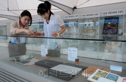15일 서울광장에서 우리 인쇄문화의 우수성을 널리 알리고 국내 인쇄기술 발전 및 향상을 도모하기 위해 서울시가 후원하고 (재)서울인쇄센터와 서울특별시인쇄정보산업<br />협동조합이 공동으로 주최하는 6회 서울인쇄대상 및 인쇄문화축제가 열렸다. 이번 축제는 17일까지 사흘간 열린다.  <br />이상섭 기자 babtong@heraldm.com 2011.09.15\r\n15일 서울광장에서 우리 인쇄문화의 우수성을 널리 알리고 국내 인쇄기술 발전 및 향상을 도모하기 위해 서울시가 후원하고 (재)서울인쇄센터와 서울특별시인쇄정보산업\n협동조합이 공동으로 주최하는 6회 서울인쇄대상 및 인쇄문화축제가 열렸다. 이번 축제는 17일까지 사흘간 열린다.  \n이상섭 기자 babtong@heraldm.com 2011.09.15